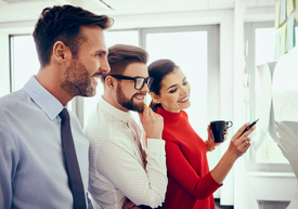 Skupina ľudí pozerá na tabuľu