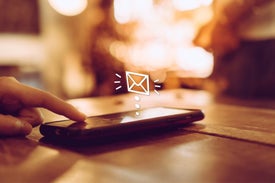 Egy telefonhoz érő ujj