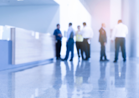 Un grup de oameni în picioare pe un hol