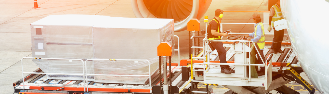 Машина за товарене на багаж издига към самолета голямо съоръжение.