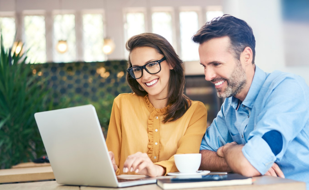 Muž a žena sa pozerajú na notebook