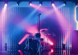 Zestaw perkusyjny na scenie z oświetleniem