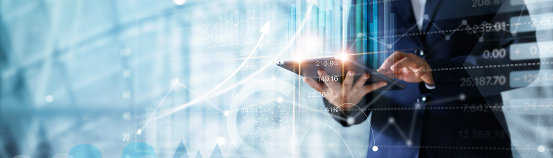 Вижда се торс на мъж в костюм, който клика на таблет.