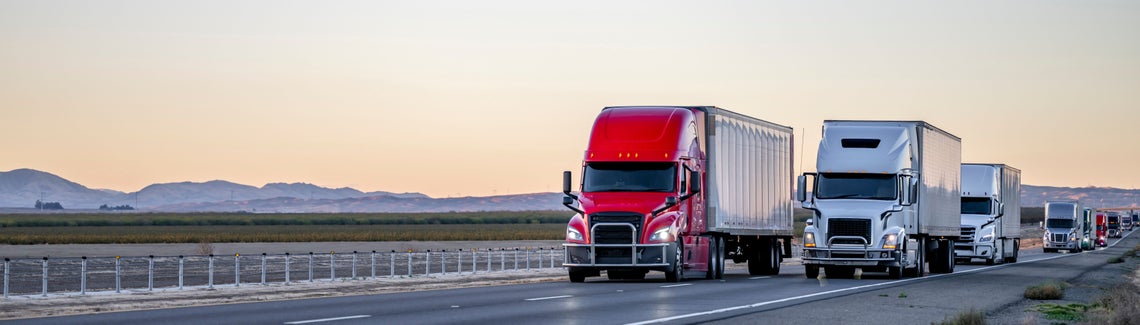 Skupina kamionů na silnici