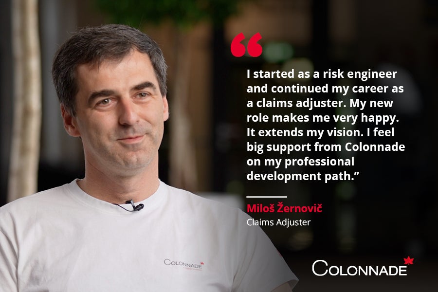 Muž v bielom tričku