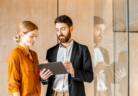 Muž a žena sa pozerajú na tablet