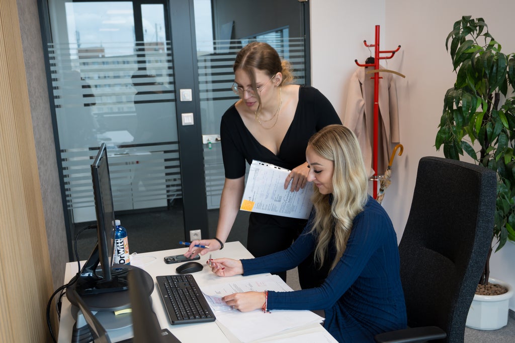 študenti pracujúci v kancelárii