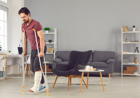 Mężczyzna chodzący o kulach