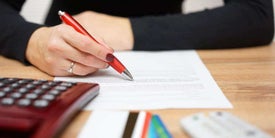 Egy dokumentumot aláíró személy