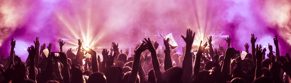 Emberek tömege egy koncerten