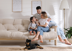 Rodina sediaca na gauči so psom