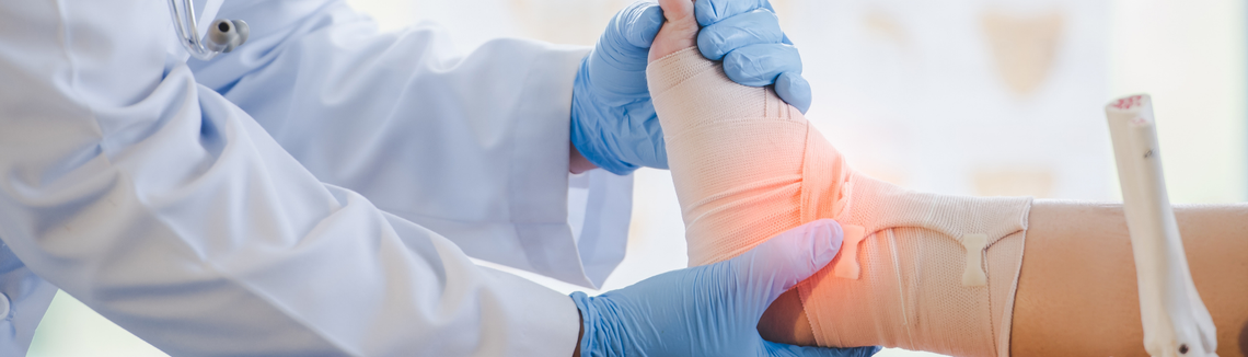 Lékař obvazující kotník