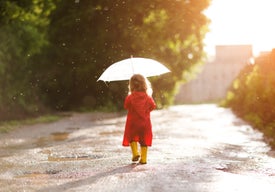 Dítě na procházce s deštníkem