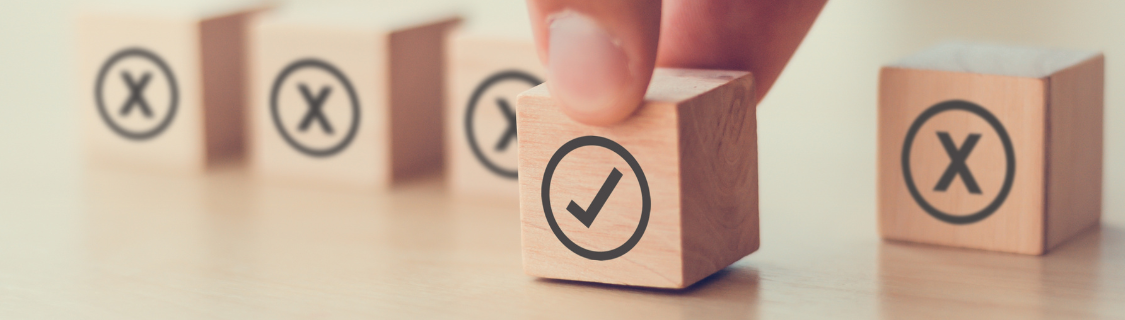 Un deget care atinge un bloc de lemn