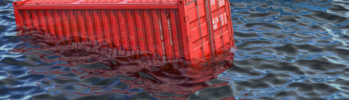 Červený přepravní kontejner ve vodě