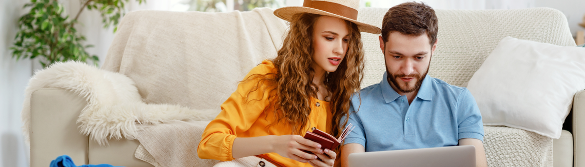 Muž a žena se dívají na notebook