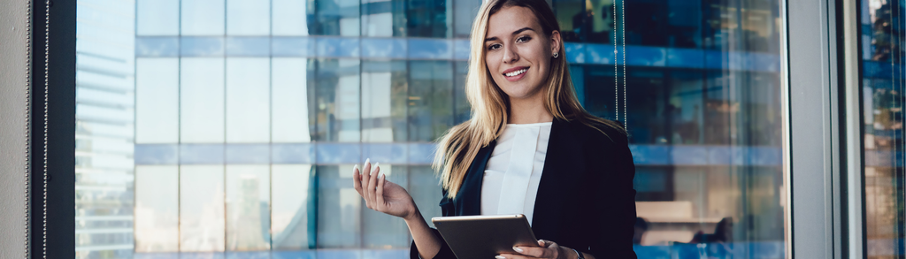 manager w instytucji finansowej, uśmiechnięta elegancka kobieta w firmie finansowej, zdjęcie poziome