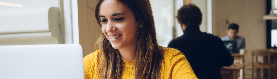 Uśmiechnięta kobieta z długimi włosami