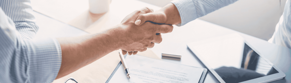 Zbliżenie na uścisk dłoni