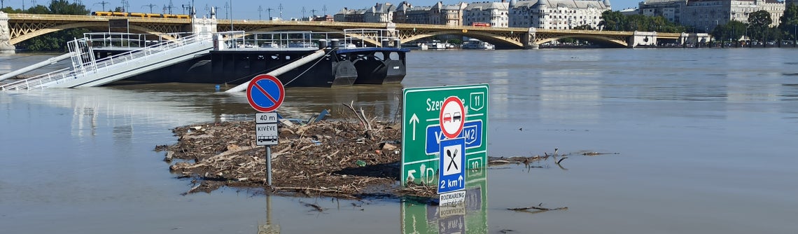 Изглед от Будапеща, залята от прелялата река Дунав в резултат на бурята Борис