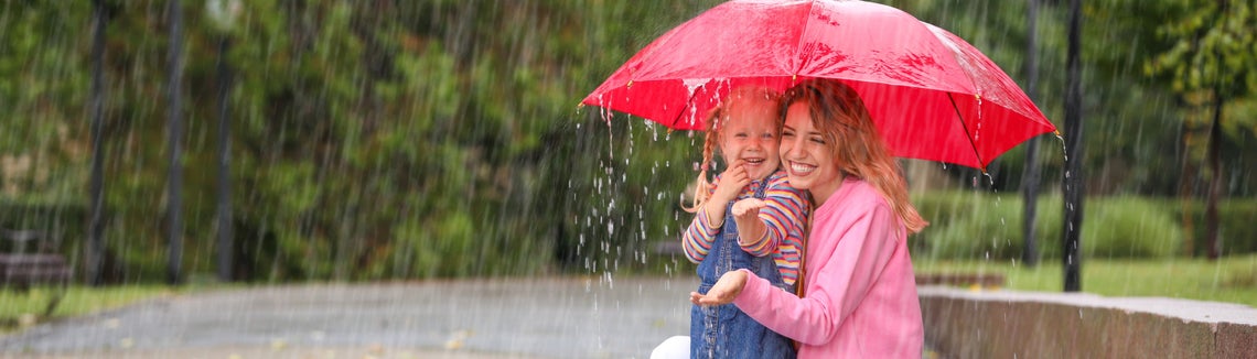 Žena a dítě pod deštníkem