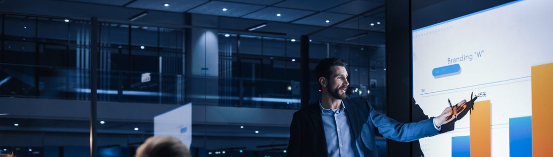 Muž v obleku představuje grafy