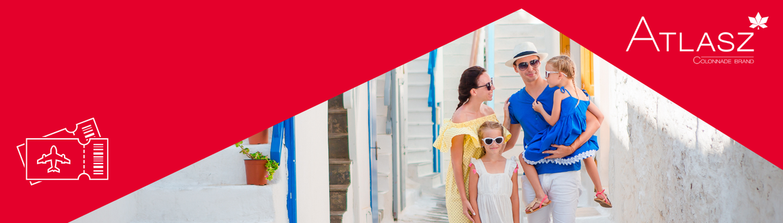 Egy család áll egy görög utcában