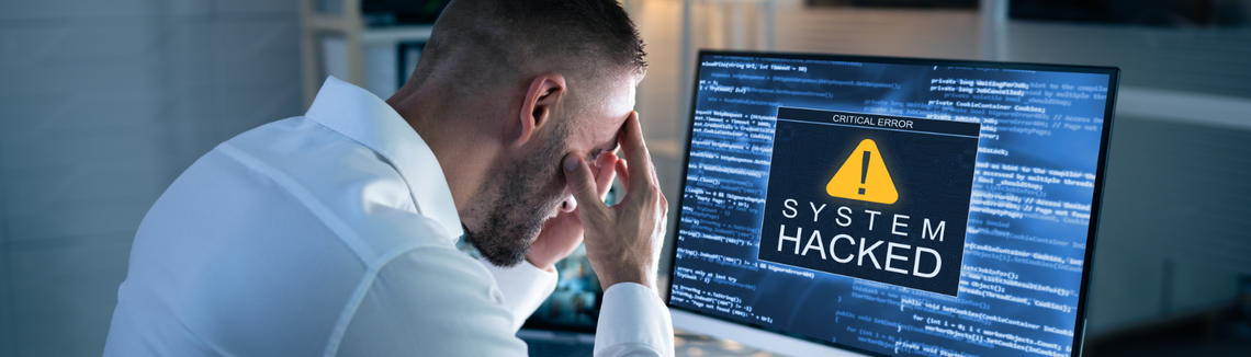 Egy férfi az arcát érinti a kezével