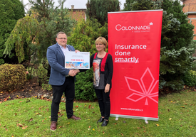 Zástupce Colonnade předává diplom vítězi soutěže