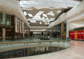 Sklenený strop so sklenenou strechou a veľkou budovou