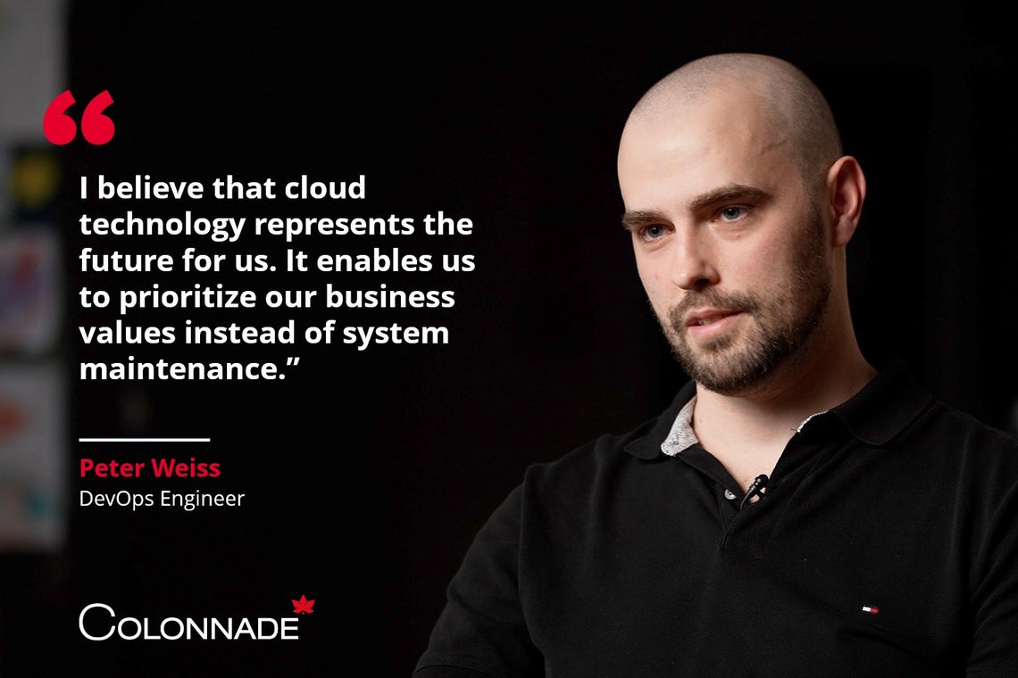 Muž v čiernej košeli