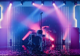 Zestaw perkusyjny na scenie z oświetleniem