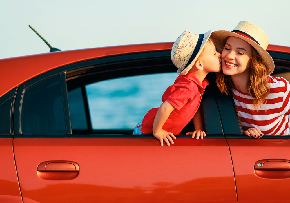 Žena a dieťa v aute