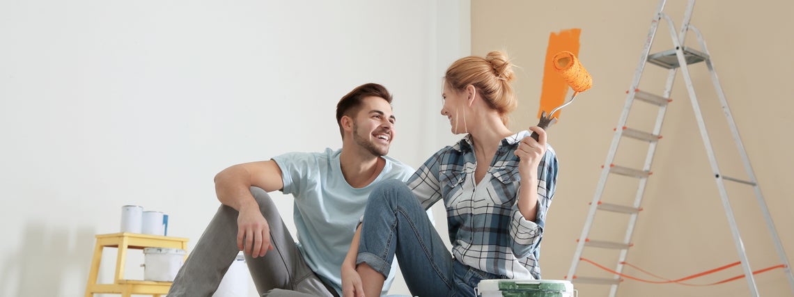 Muž a žena sedia na zemi