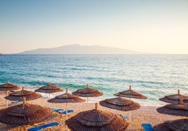 Skupina slaměných slunečníků na pláži