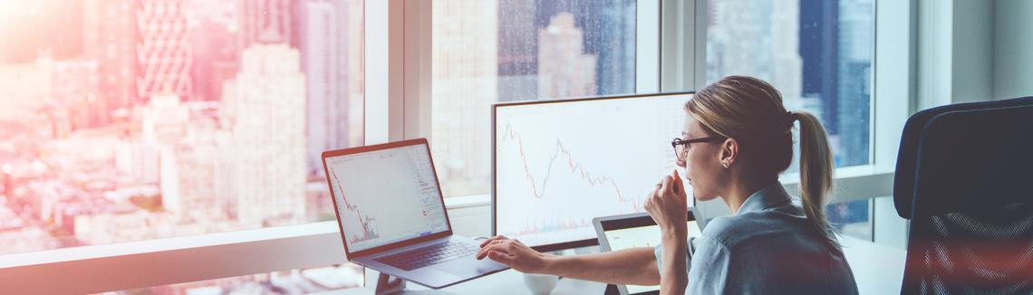 Egy nő laptopot használ