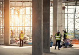 Un grup de oameni pe un șantier de construcții