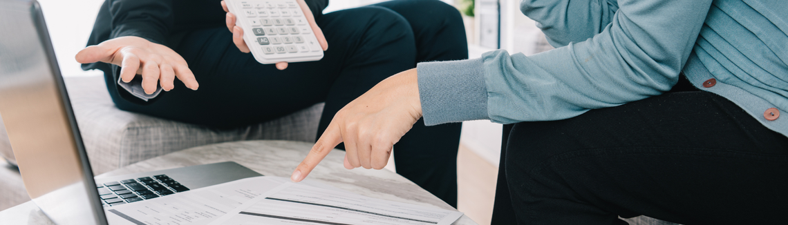 Osoba ukazujúca na kus papiera