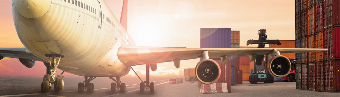 Egy nagy repülőgép a kifutópályán