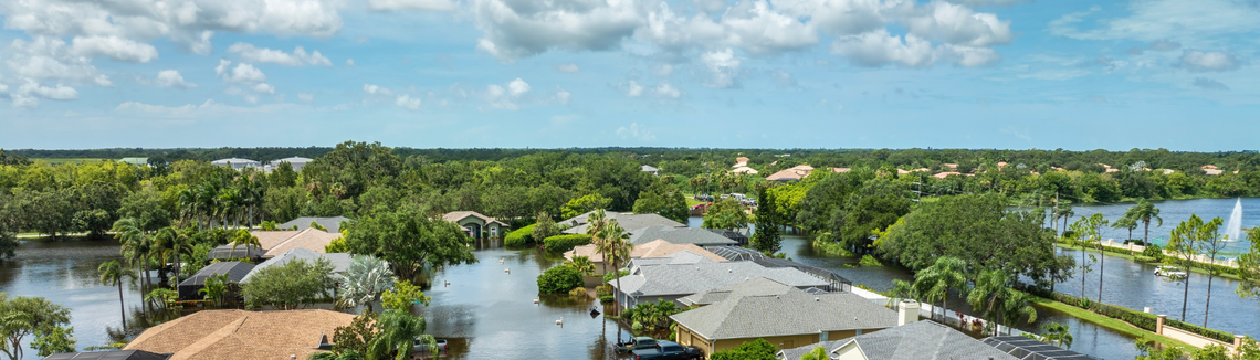 Egy elárasztott környék házakkal és fákkal