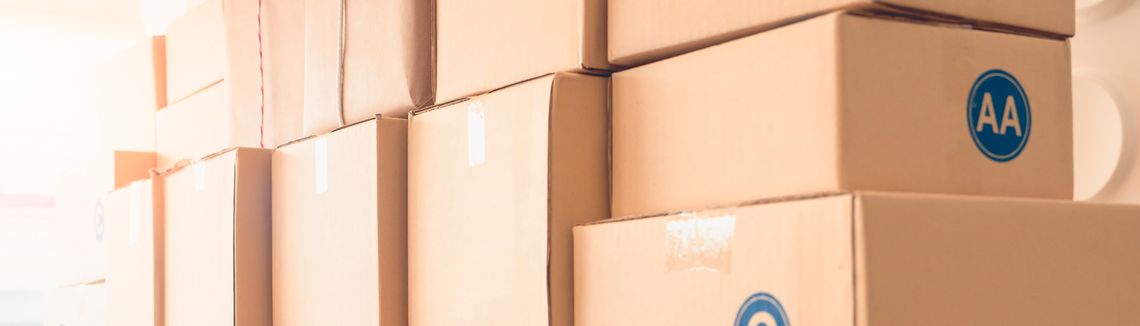 Hromada kartonových krabic