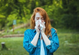 Žena smrká do kapesníku