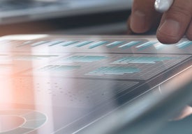 Osoba korzystająca z urządzenia z ekranem dotykowym