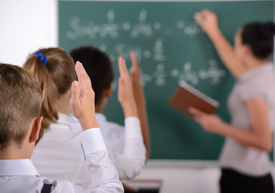 uczniowie w białych koszulach w klasie