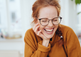 Uśmiechnięta kobieta w okularach