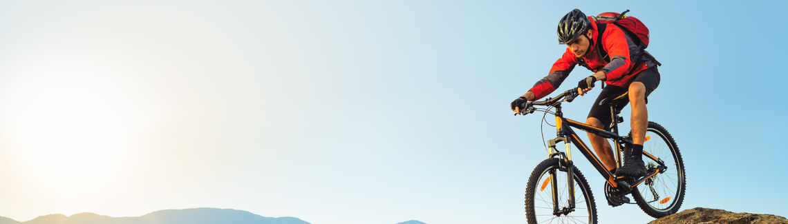 Modrá obloha s mrakmi a horami