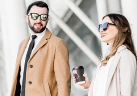 Egy férfi és egy nő napszemüvegben