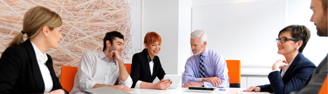 Офис екип в заседателна зала на среща.