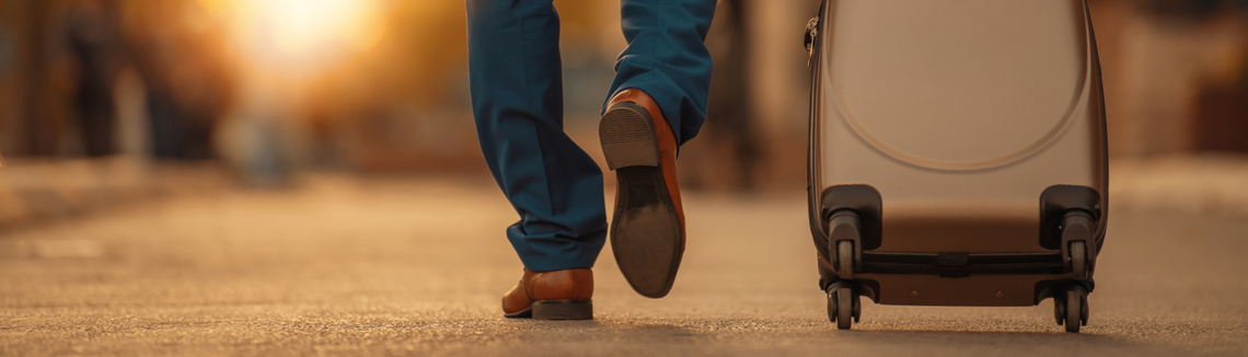 O apropiere de picioarele unei persoane cu valiza