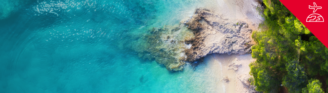 Sziklás part kék vízzel